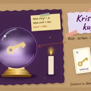 Kristallkugel befragen: Kristallkugel auf Messingst&auml;nder mit goldenem Schl&uuml;ssel im Nebel, daneben Kerze und Lenormandkarten Schl&uuml;ssel und Sterne
