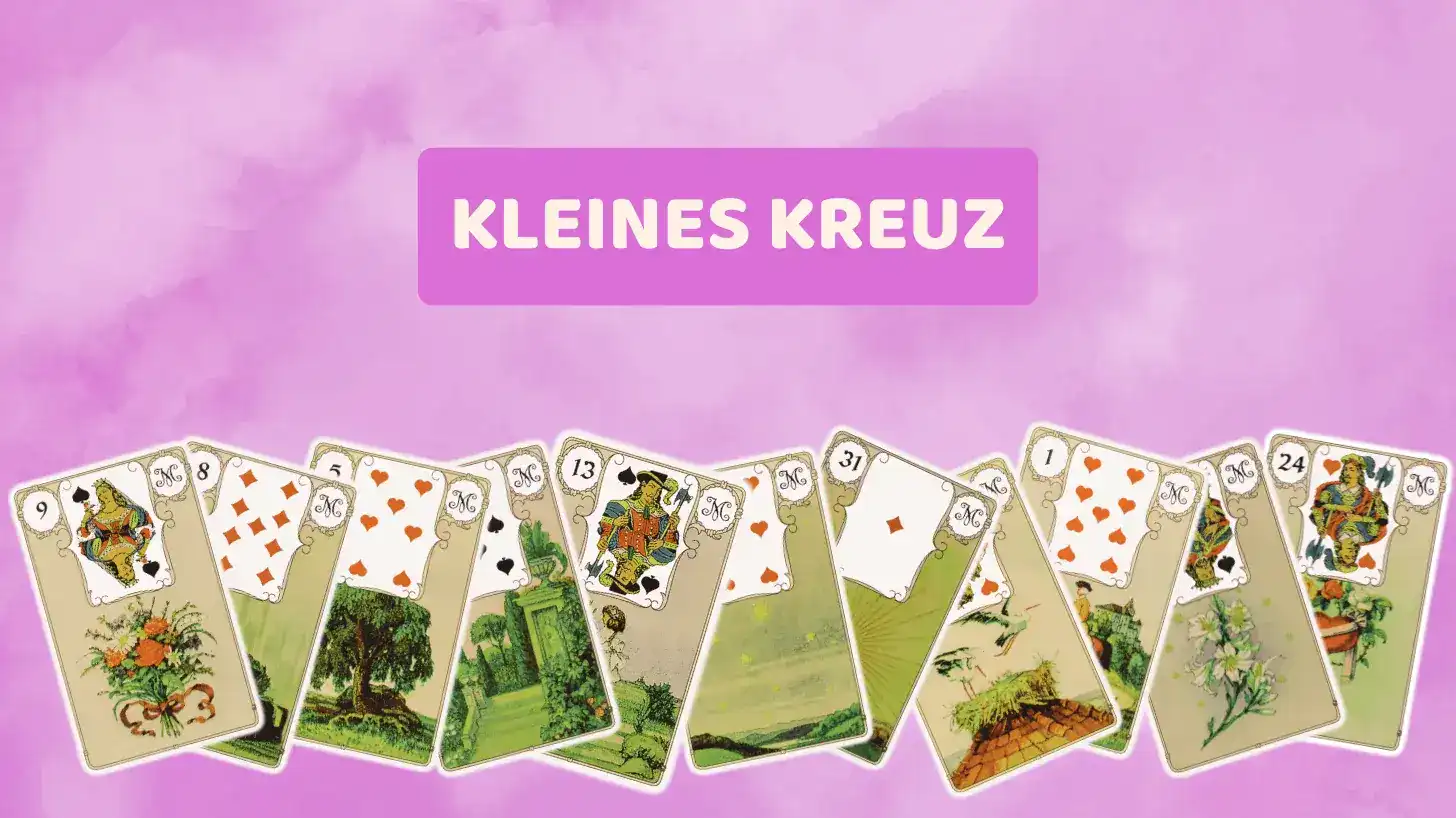 Lenormand kleines Kreuz – Titelbild mit aufgefächerten Lenormandkarten auf rosa Aquarellgrund