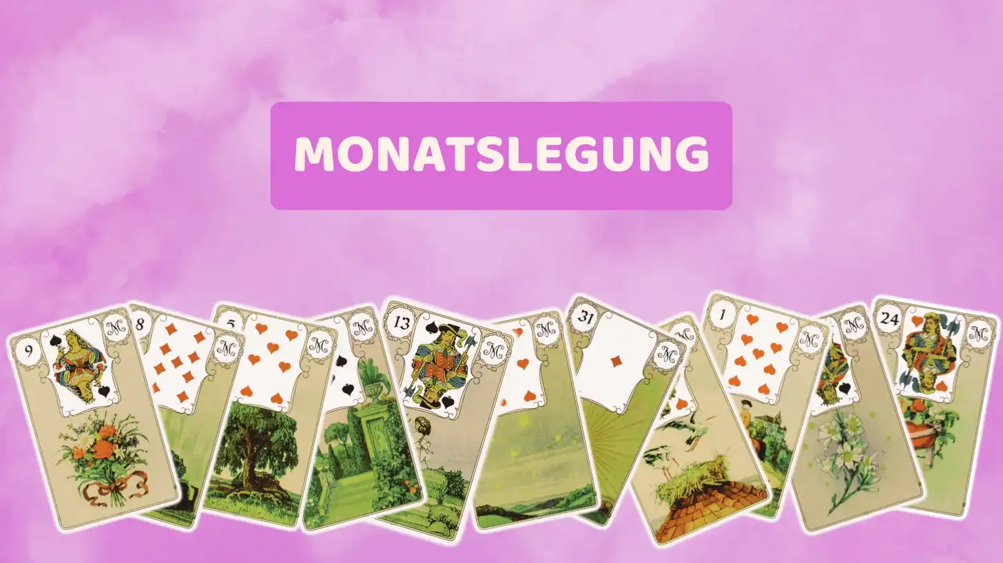 Monatslegung 1 Lenormand Monatslegung – Titelbild mit aufgefächerten Lenormandkarten auf rosa Aquarellgrund