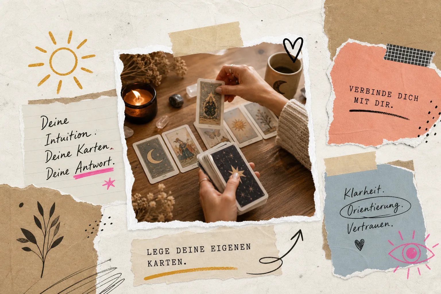 Lenormand selber legen: H&auml;nde legen Karten mit Mond- und Sonnenmotiv auf einen Holztisch, daneben Kerze und Kristalle, dazu der Schriftzug &bdquo;Lege deine eigenen Karten&ldquo;