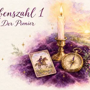 Lebenszahl 1: Aquarell mit Kerze, Lenormandkarte Reiter, Kompass und Sonnenaufgang auf violettem Samt