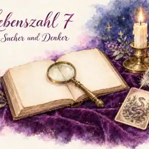 Lebenszahl 7: Aquarell mit aufgeschlagenem Buch, Lupe, Lenormandkarte Schlange, Feder, Kristall und Kerze vor Sternenhimmel