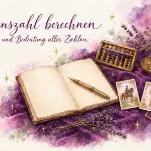 Lebenszahl berechnen: Aquarell mit aufgeschlagenem Notizbuch, F&uuml;ller, Messing-Abakus, Kerze, zwei Lenormandkarten (Reiter und Schl&uuml;ssel) und Lavendel auf violettem Samt