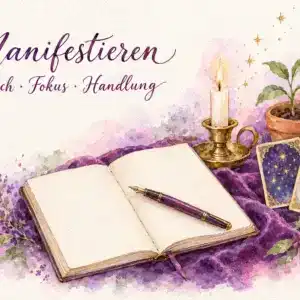 Aquarell: aufgeschlagenes leeres Notizbuch mit F&uuml;llfederhalter, Kerze, kleiner Setzling im Tontopf und goldene Sterne neben den Lenormandkarten Sterne und Sonne, Schriftzug &bdquo;Manifestieren &ndash; Wunsch &middot; Fokus &middot; Handlung&ldquo;
