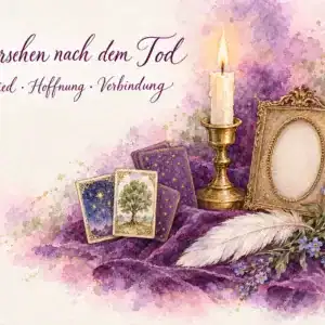 Aquarell in Violett und Gold mit dem Schriftzug &bdquo;Wiedersehen nach dem Tod &ndash; Abschied &middot; Hoffnung &middot; Verbindung&ldquo;: eine brennende Kerze, ein leerer goldener Bilderrahmen, eine wei&szlig;e Feder, Vergissmeinnicht, ein Schmetterling und die Lenormandkarten Sterne und Baum
