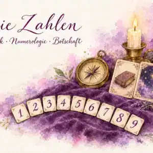 Lenormandkarten Entdecken 15 Aquarell in Violett und Gold mit dem Schriftzug „Die Zahlen – Symbolik · Numerologie · Botschaft“: neun Kärtchen mit den Ziffern 1 bis 9 im Bogen, ein Kompass, eine Kerze und die Lenormandkarten Buch und Sterne