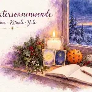 Wintersonnenwende: Aquarell mit einer Fensterbank in der Abendd&auml;mmerung, brennender Kerze im Glas, Kranz aus Tanne, Efeu und roten Beeren, Mistelzweig, Nelken-Orange, aufgeschlagenem Notizbuch und den Lenormandkarten Sonne und Sterne, drau&szlig;en verschneite Tannen und ein goldener Lichtstreif am Horizont